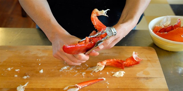 Cracking Crab Claws (640 x 320)